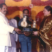 Honourable Chief Minister Dr.J.Jayalalitha presenting a memento to Mr.K.T.Kunjumon